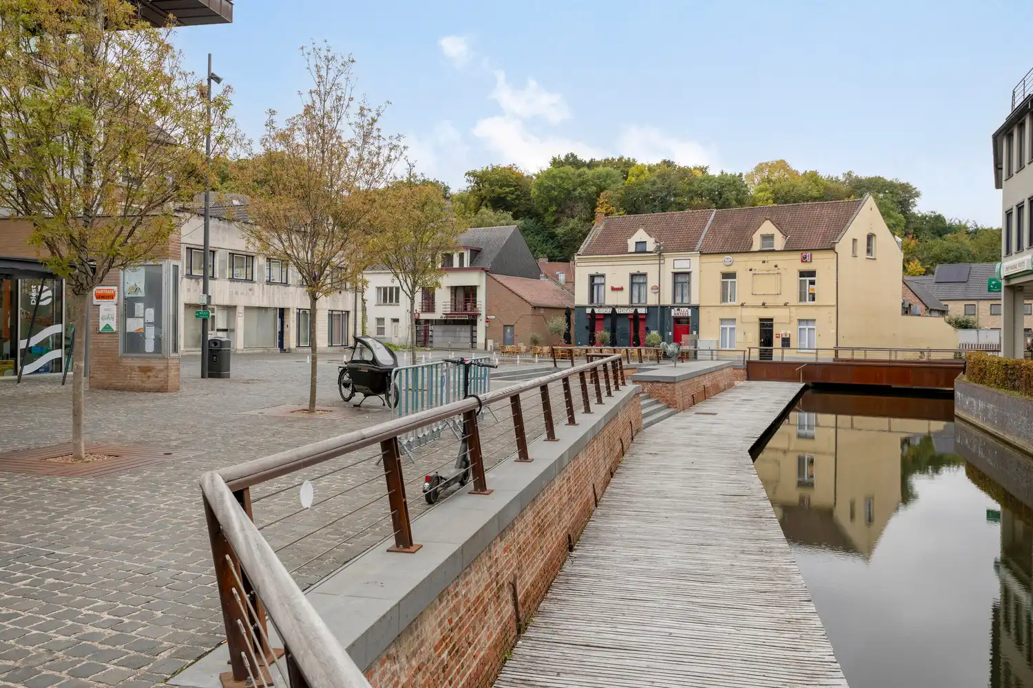 HANDELSPAND MET WOONST - UNIEKE LIGGING AAN HET STADSPLEIN EN DE DEMER foto 2