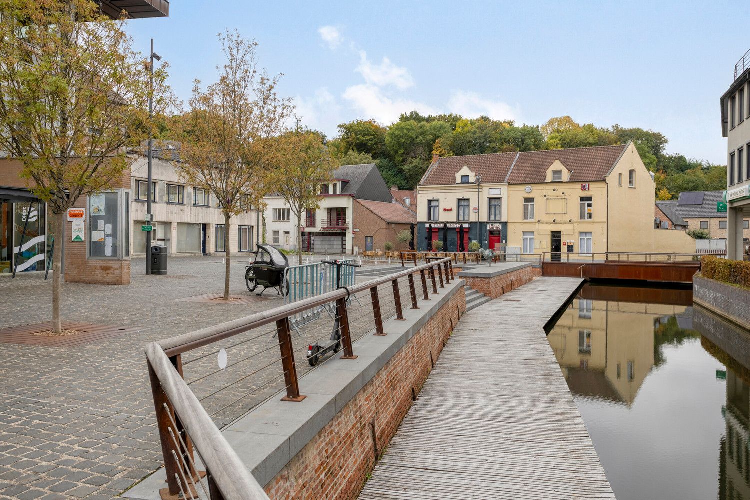 HANDELSPAND MET WOONST - UNIEKE LIGGING AAN HET STADSPLEIN EN DE DEMER foto 2