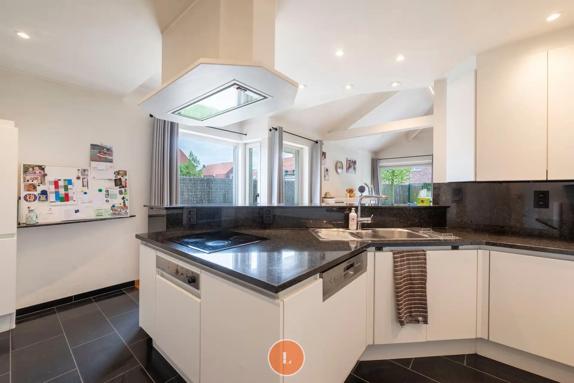 Prachtige villa met praktijkruimte en zonnepanelen op toplocatie in Menen foto 9