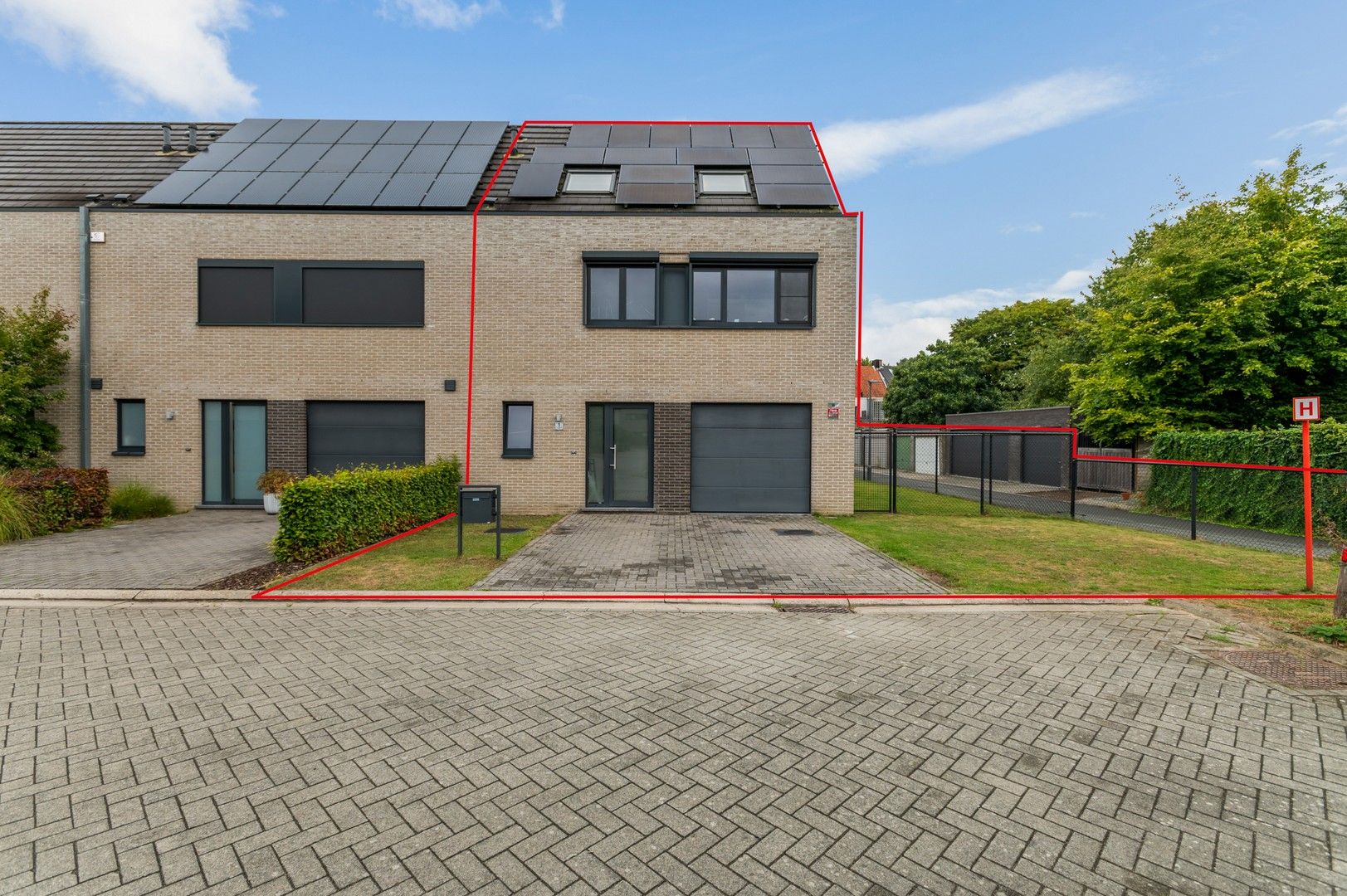 Instapklare halfopen woning met 4 slpk, tuin met zwembad foto 19
