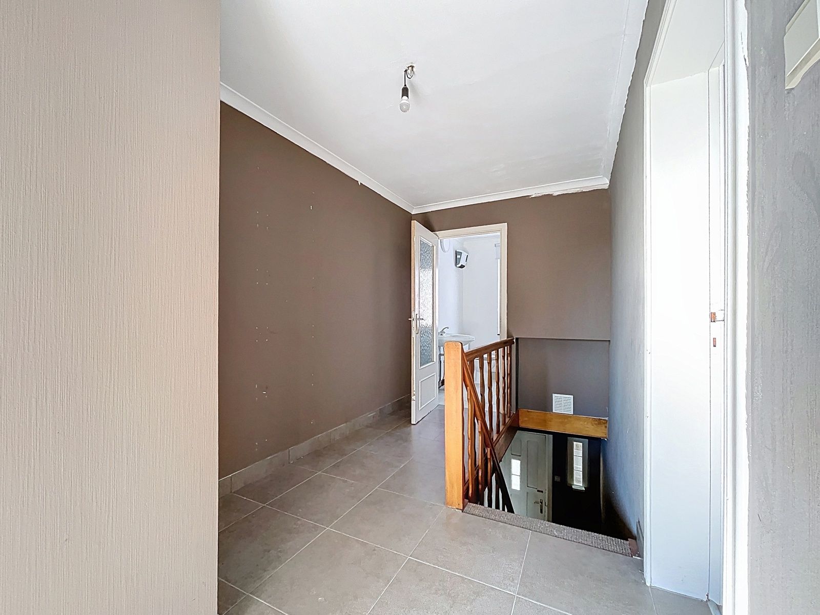 Ruim, gerenoveerd en zuinig huis met praktijk/handelsruimte foto 21