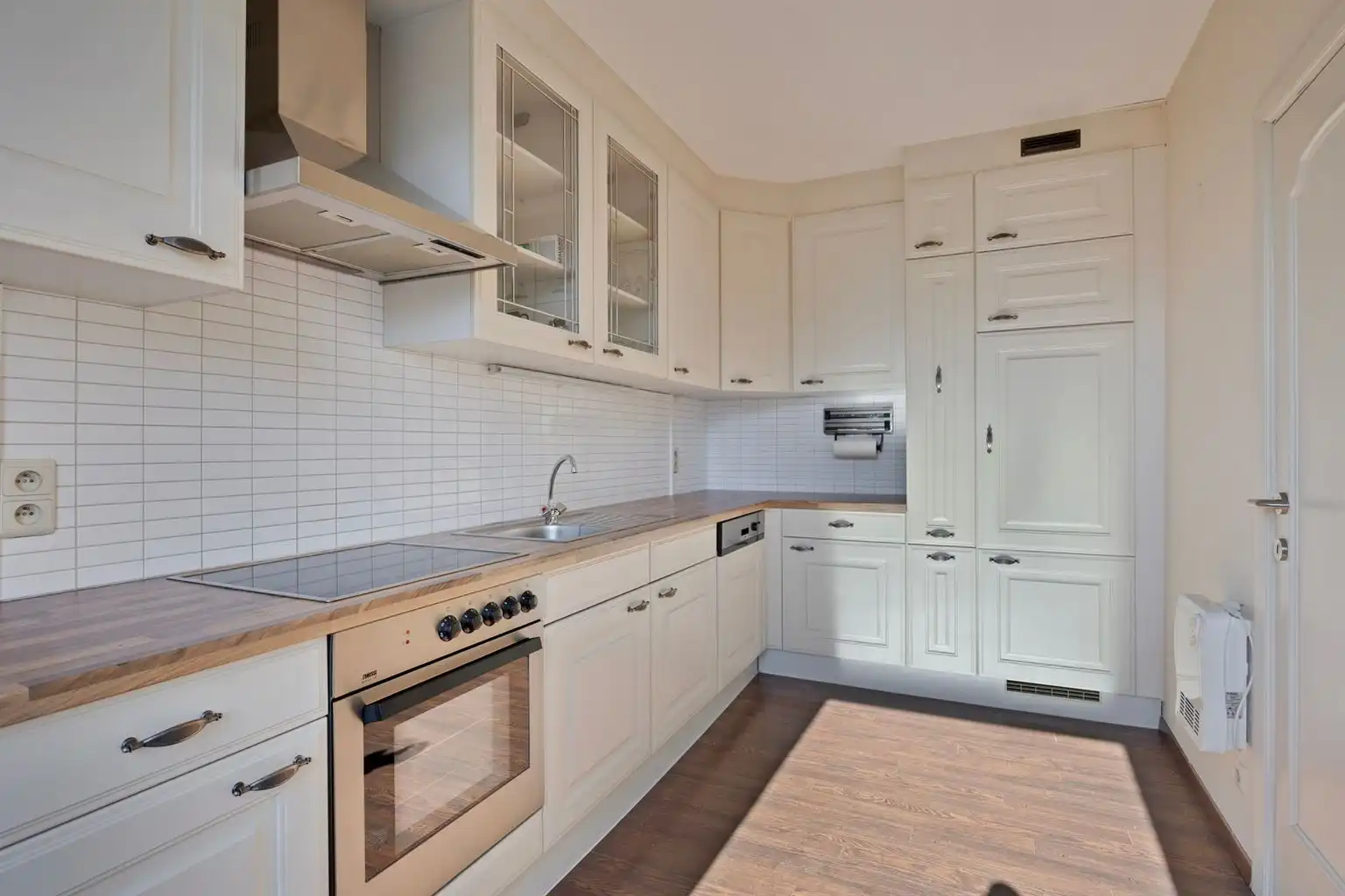 Zeer ruim 2 (+1)-slaapkamer appartement met overdekt terras, ondergrondse garagebox en aparte berging gelegen op wandelafstand van het centrum van Maaseik.  foto 10