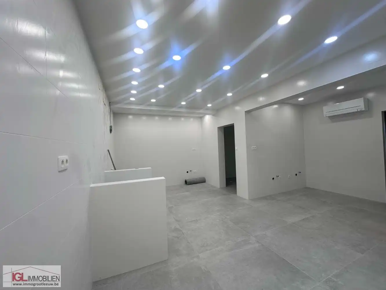 Volledig gerenoveerd handelspand aan het Vlezenbeekplein te koop foto 10