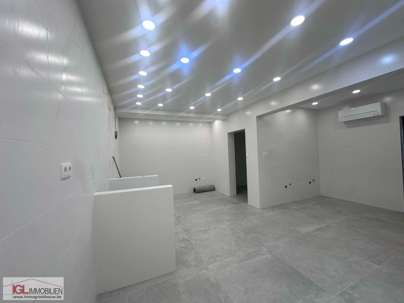 Volledig gerenoveerd handelspand aan het Vlezenbeekplein te koop foto 10