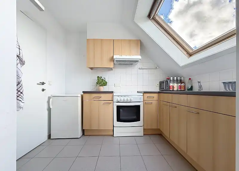 Lichtrijk appartement met terras en garage foto 4