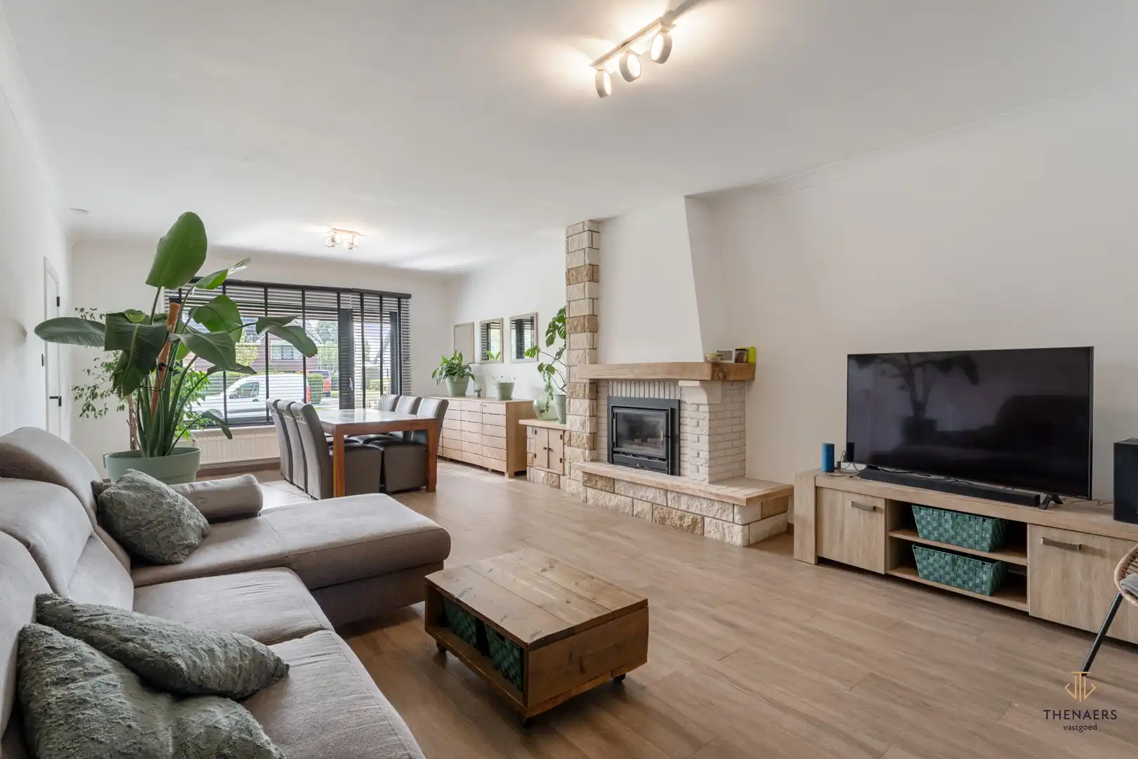 INSTAPKLARE WONING MET 3 SLAAPKAMERS, TUIN EN CARPORT. foto 3