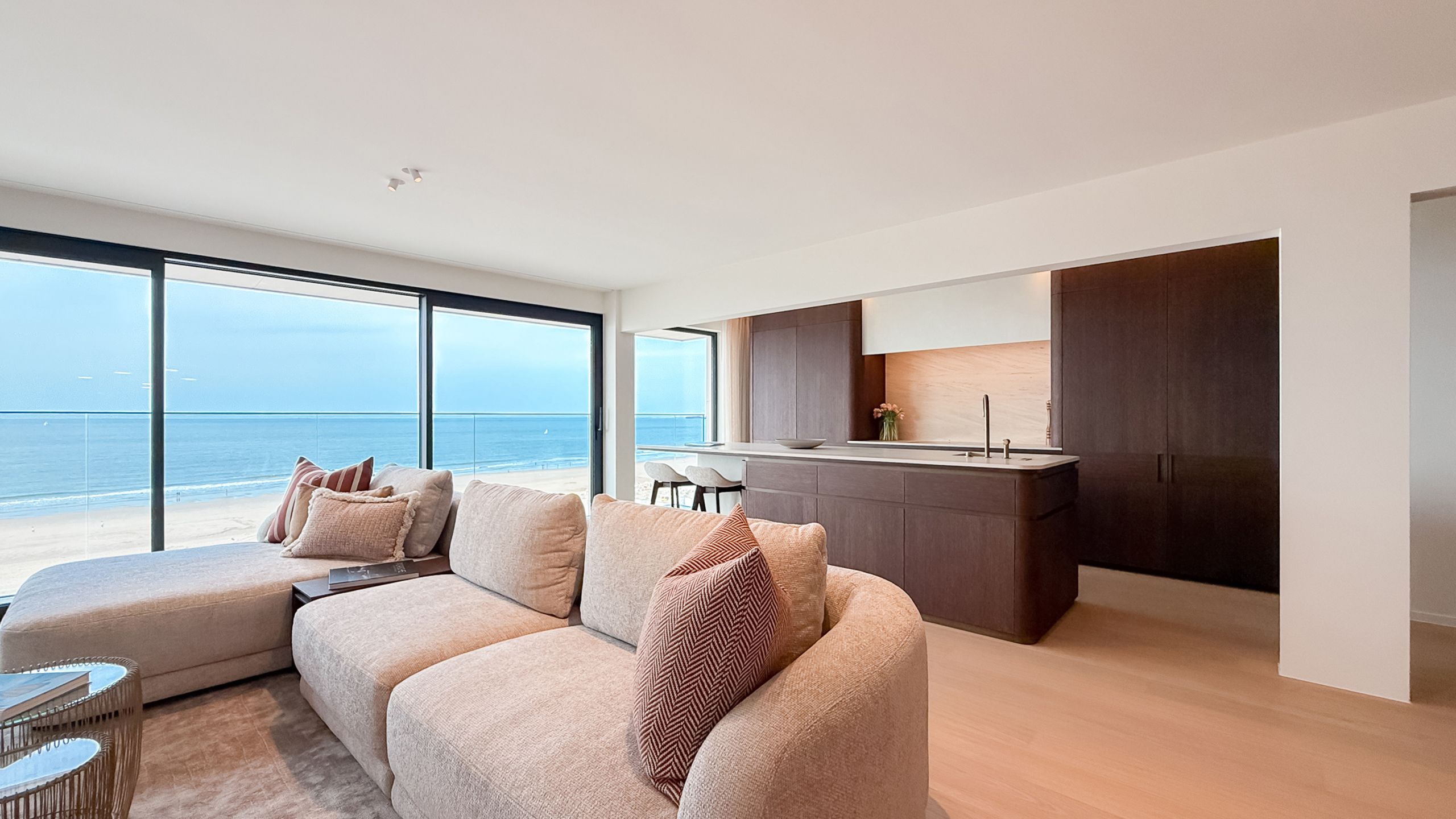 Stijlvol gerenoveerd appartement met zeezicht- ZEEDIJK ZOUTE foto {{pictureIndex}}