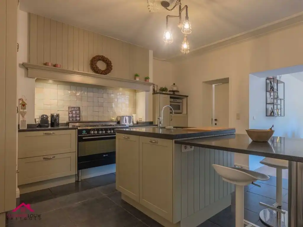 Instapklare woning met handelsruimte in gesloten bebouwing foto 16