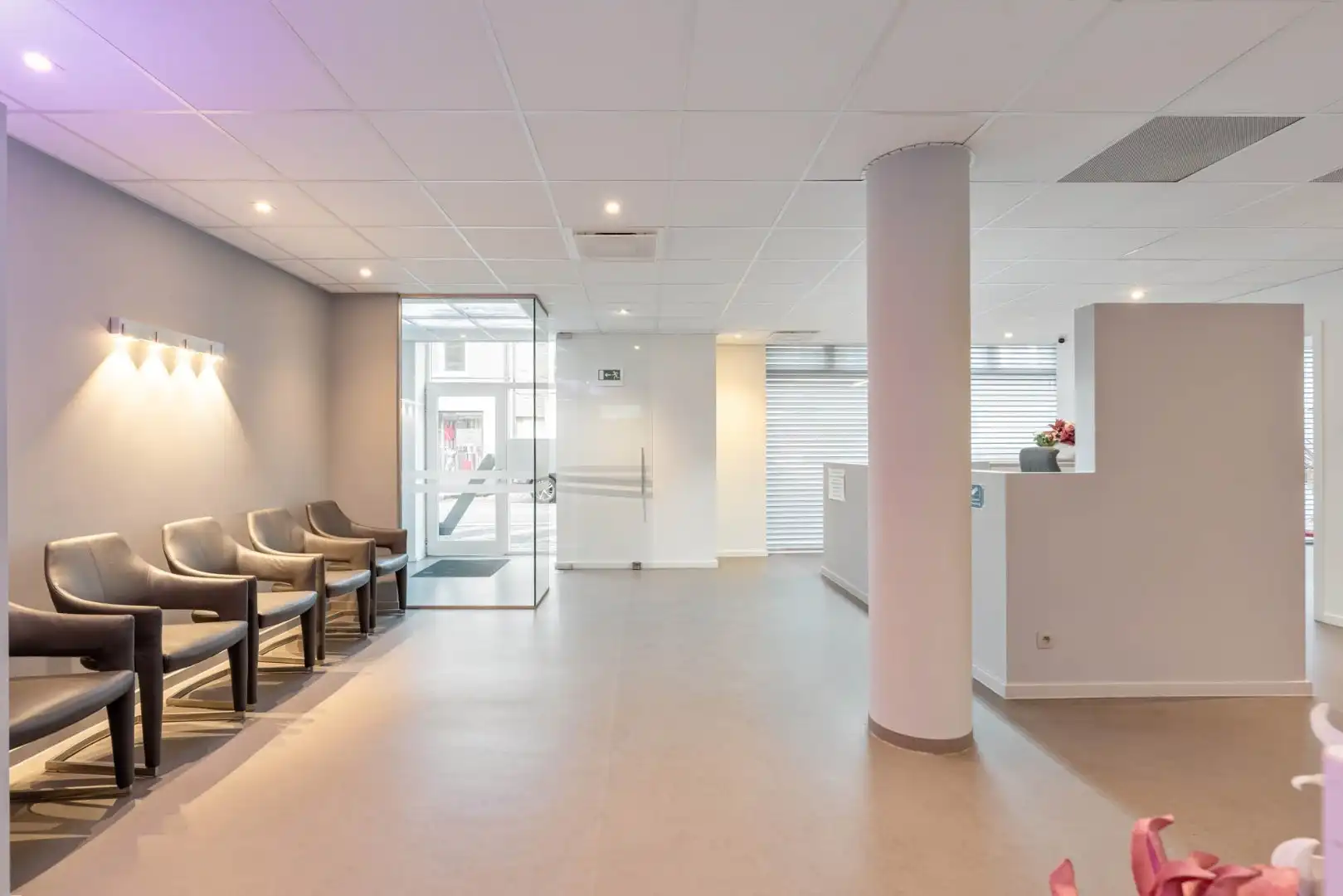 Ruim, zeer energiezuinig kantoor in het centrum van Neeroeteren met diverse mogelijkheden!   foto 6