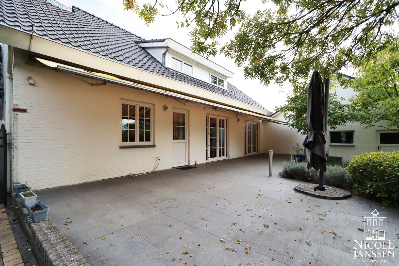 Zeer ruime gezinswoning met vier slaapkamers, inpandige garage en mooie tuin foto 29