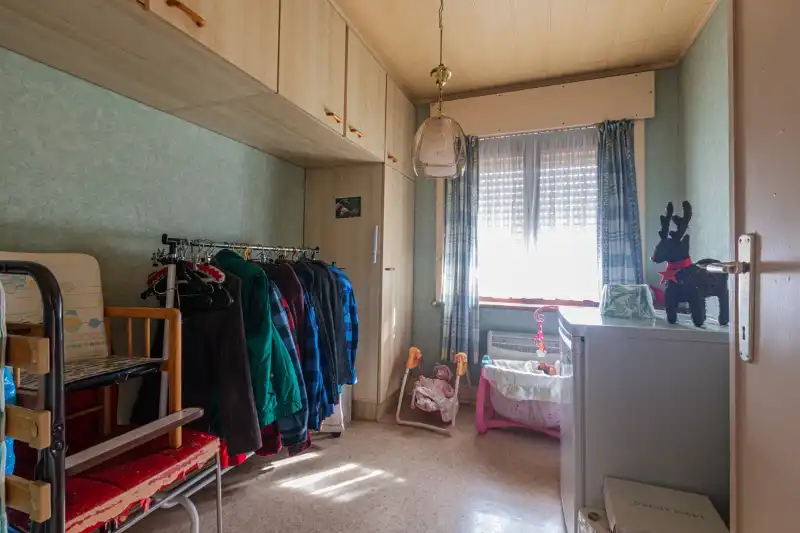 Rustig gelegen, te moderniseren woning met 3 slaapkamers (meer mogelijk), tuin en grote garage op 288m². foto 9