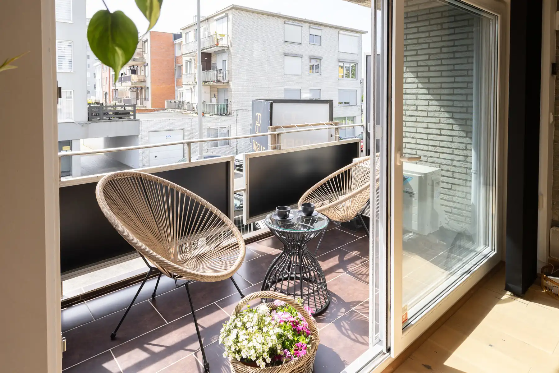 Lichtrijk en modern appartement met 2 terrassen en airco foto 2