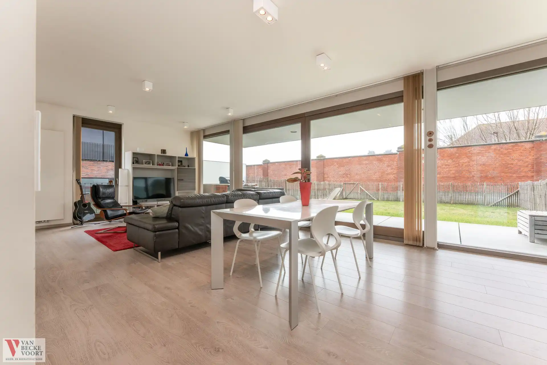 Gelijkvloers appartement op onevenaarbare locatie foto 5