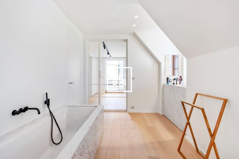 Exclusieve instapklare villa in het Zoute met zonnige tuin foto 27