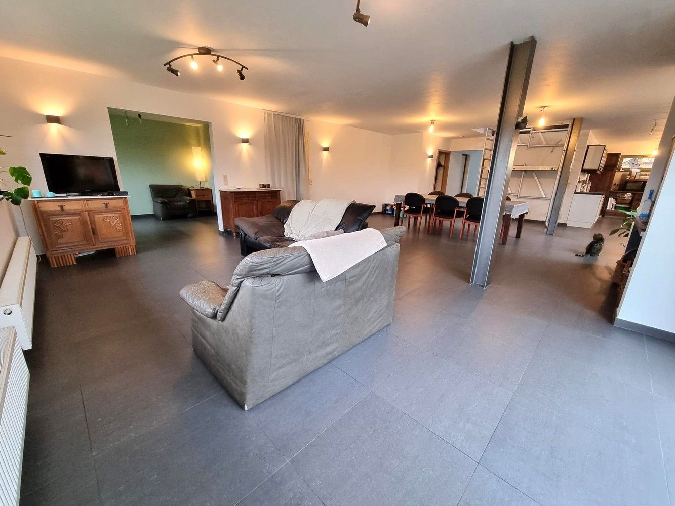 Vernieuwde woning, zeer rustig gelegen met enorm grote zolderruimte. Veel potentieel! foto 3