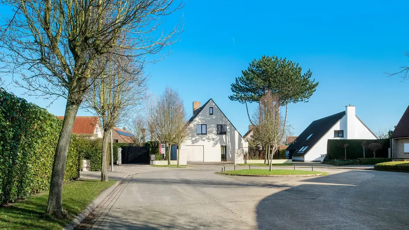 Alleenstaande en luxueus gerenoveerde villa op een rustige en residentiële ligging in Knokke foto 5