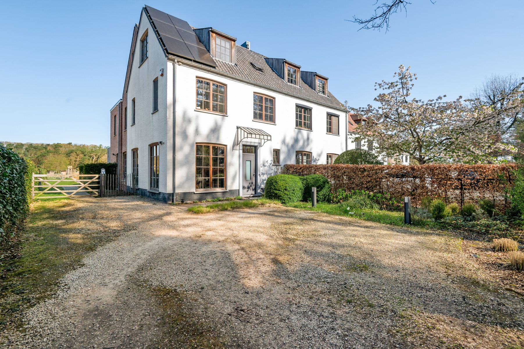 Recente energiezuinige koppelvilla op ca. 1000 m² foto {{pictureIndex}}