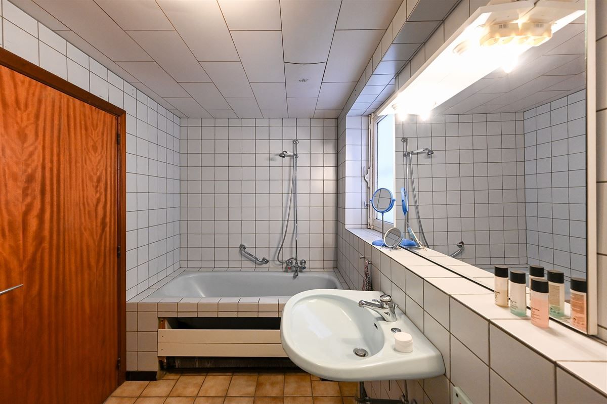 Gelegen in de rustige Voogdijstraat, op wandelafstand van het centrum van Duffel, vind je deze eerlijke, goed onderhouden woning boordevol mogelijkheden. De huidige huurder heeft ze jarenlang met zorg bewoond, maar een frisse wind – en een beetje lie foto 16