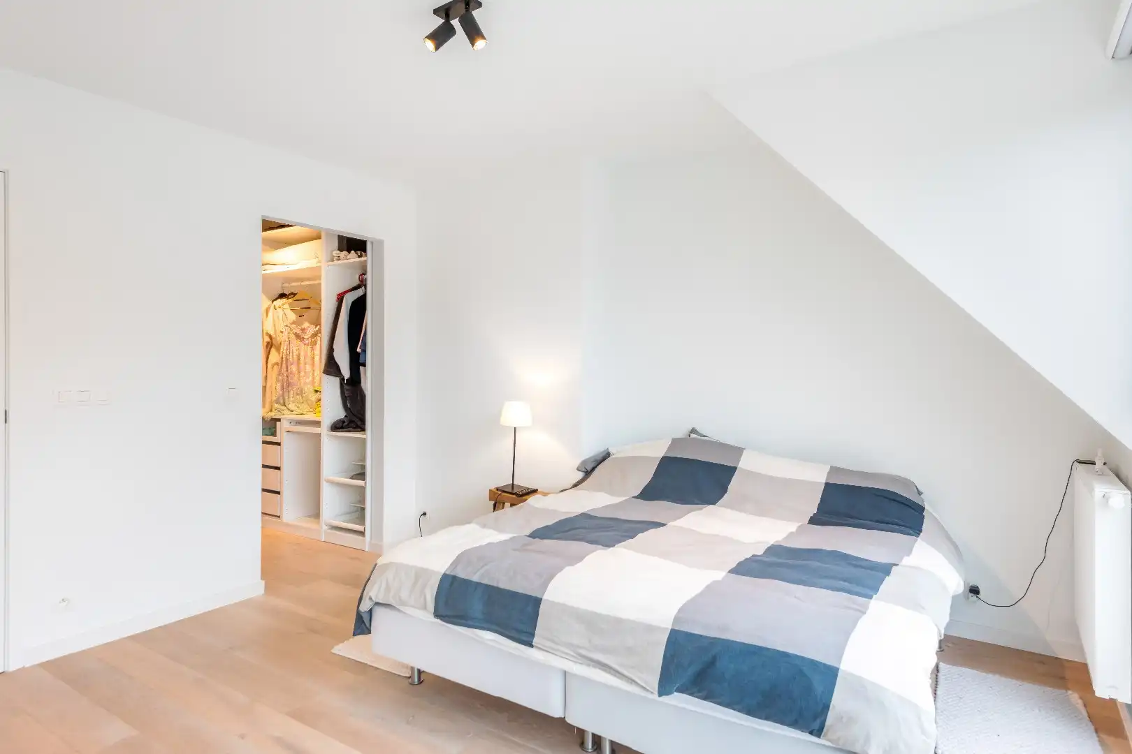 Ruime triplex ( BEN-woning) gelegen vlakbij de Lippenslaan en Zoutelaan op wandelafstand van de Zeedijk. foto 12