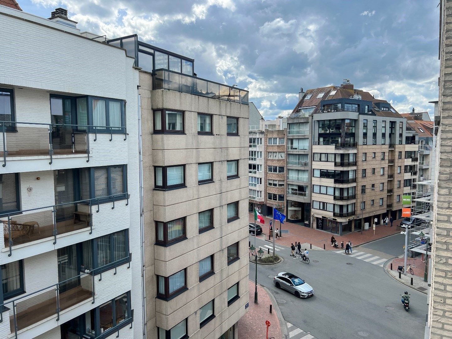 Gezellig appartement in een kleine residentie centraal gelegen vlakbij de winkels van de Lippenslaan. foto 4