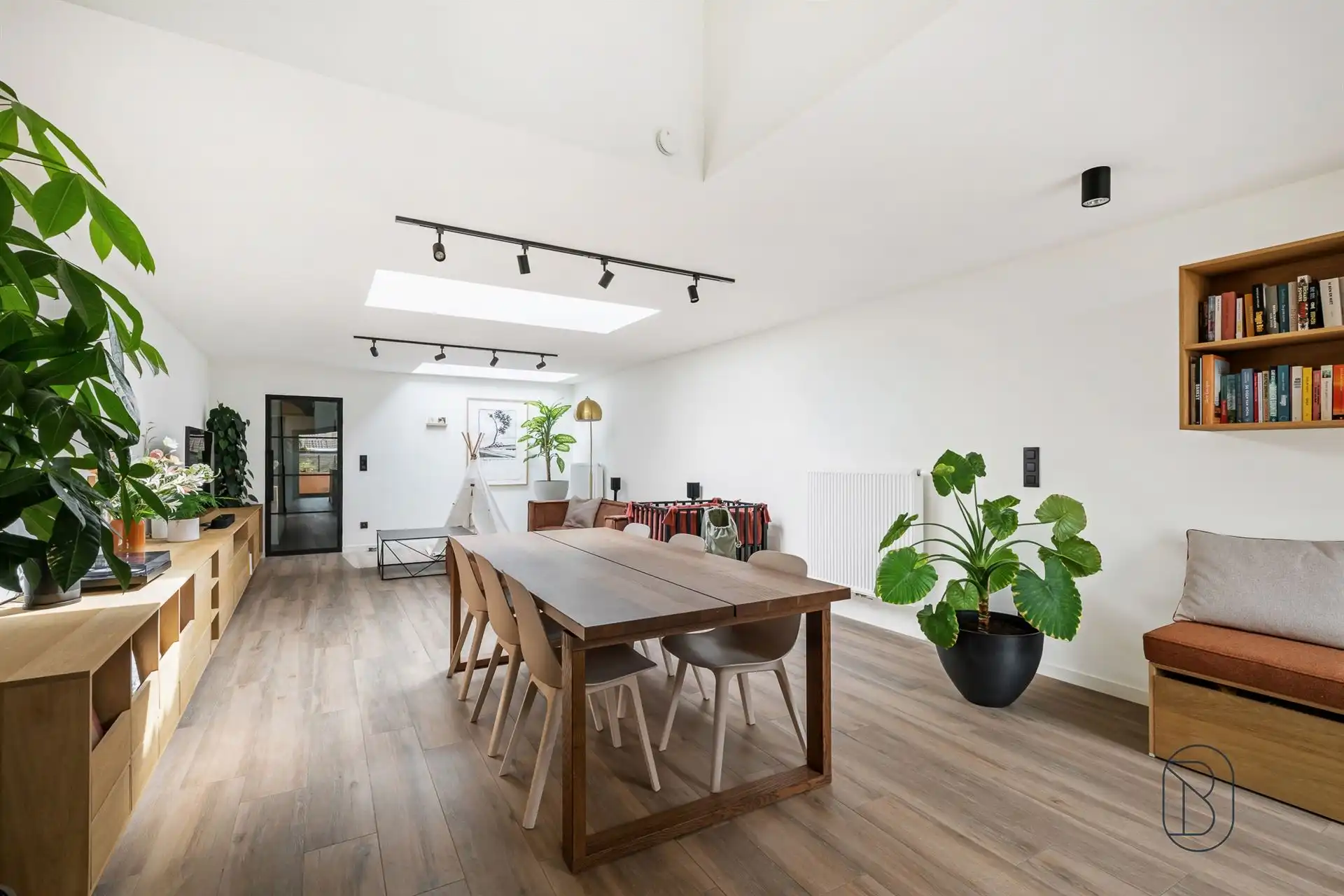 Recent gerenoveerde woning met 3 slk en leuke tuin! foto 10