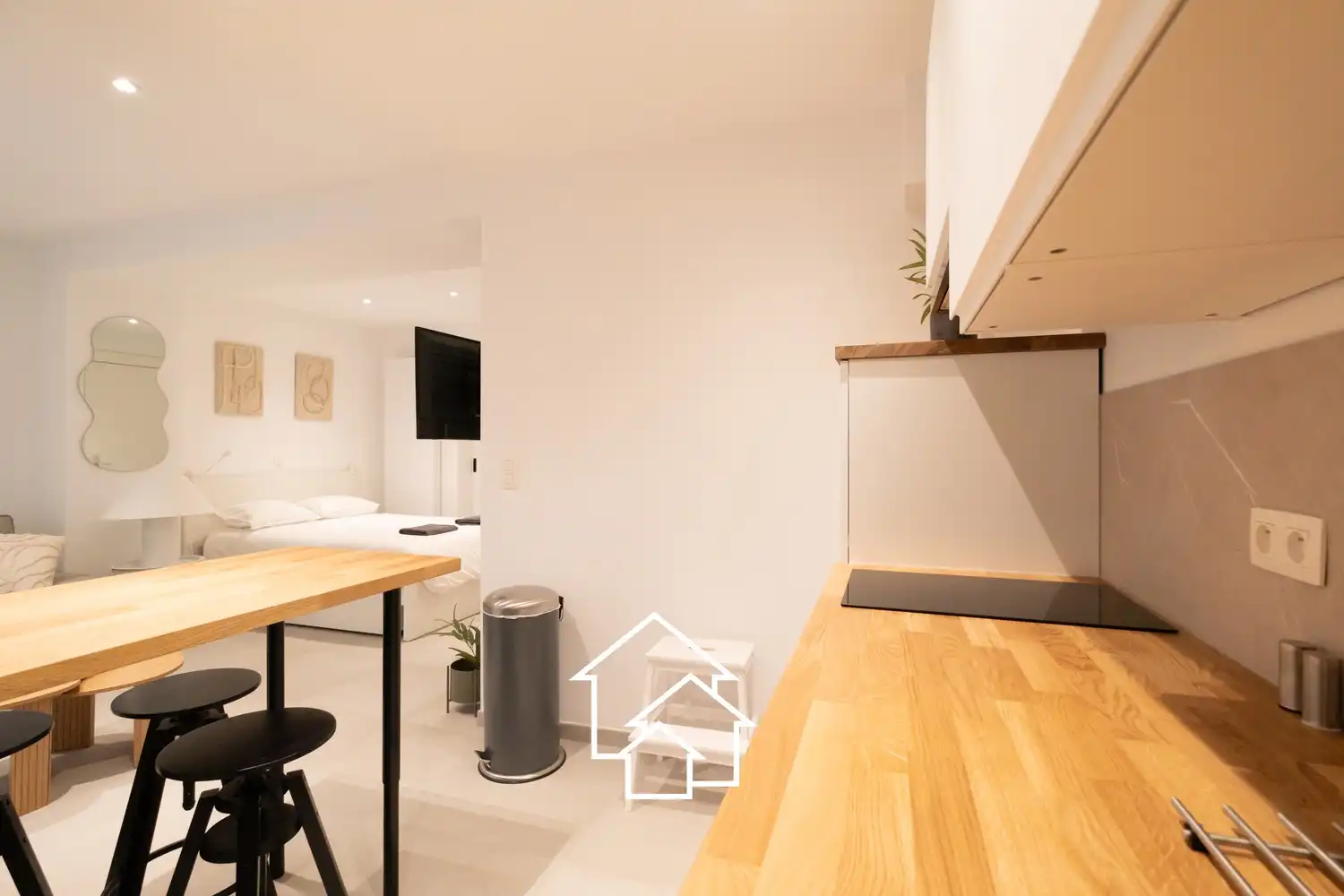 Gemeubileerd appartement met kleine binnenplaats in de wijk rond de vijvers van Ixelles. foto 10
