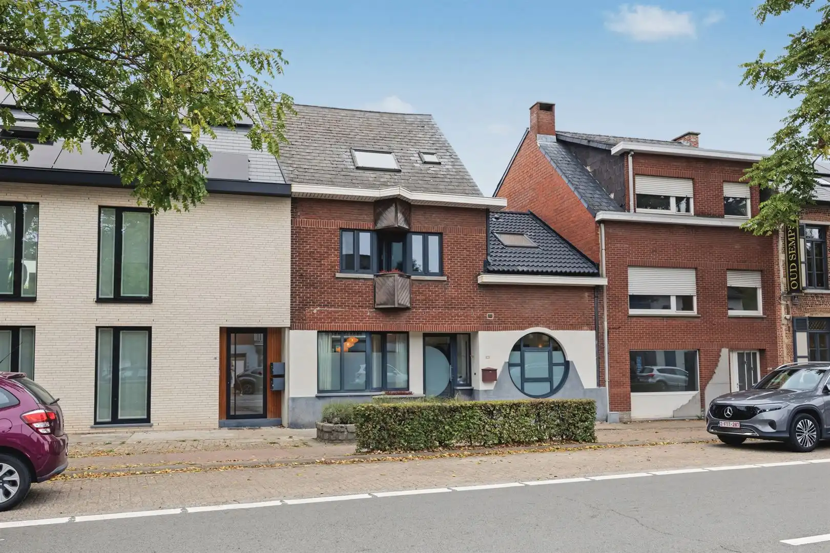 Een ruime, lichtrijke woning met uitbreidingsmogelijkheden in het hart van Zemst foto {{pictureIndex}}