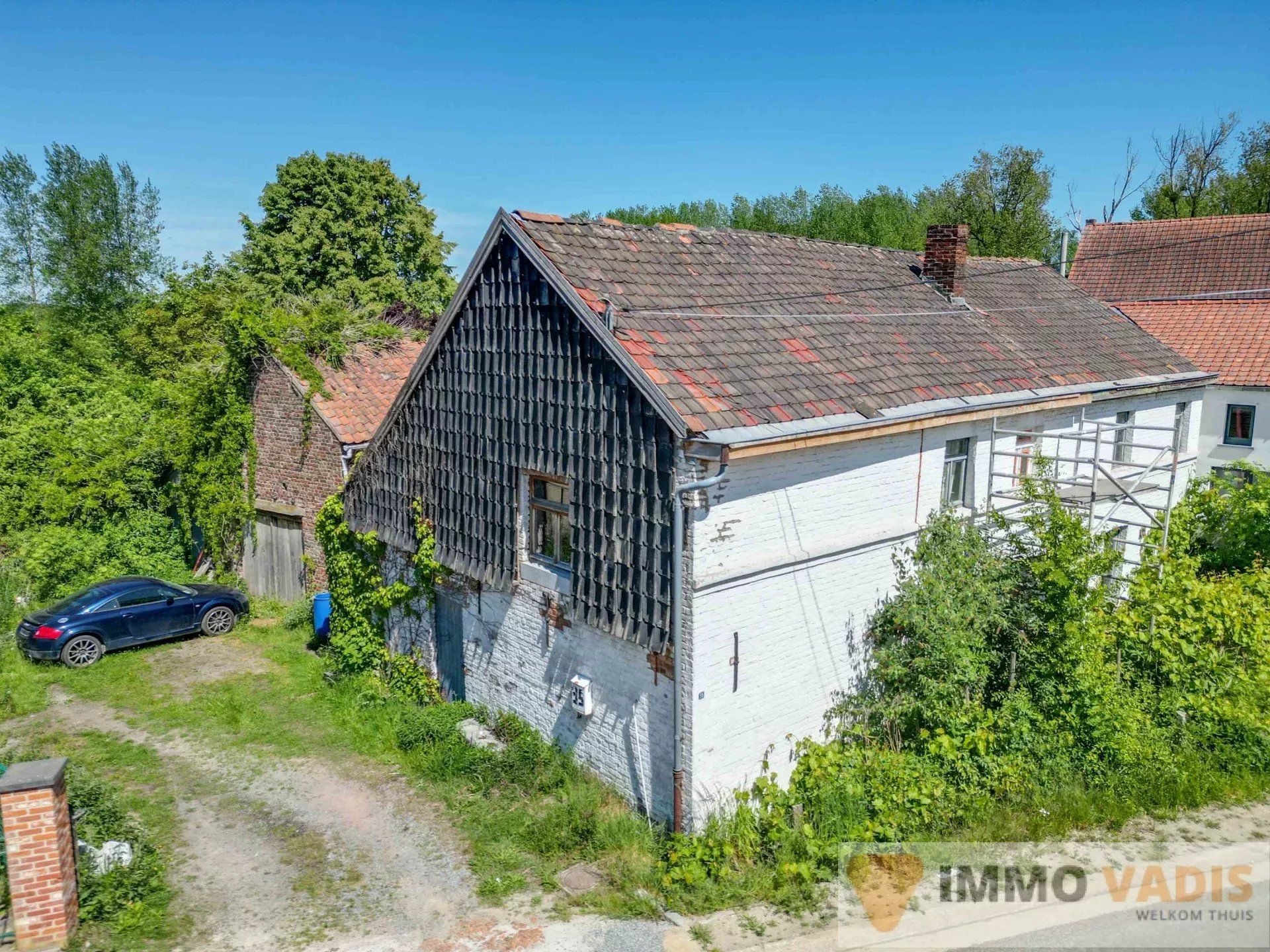 Te renoveren hoeve met binnenkoer en stallingen foto 5