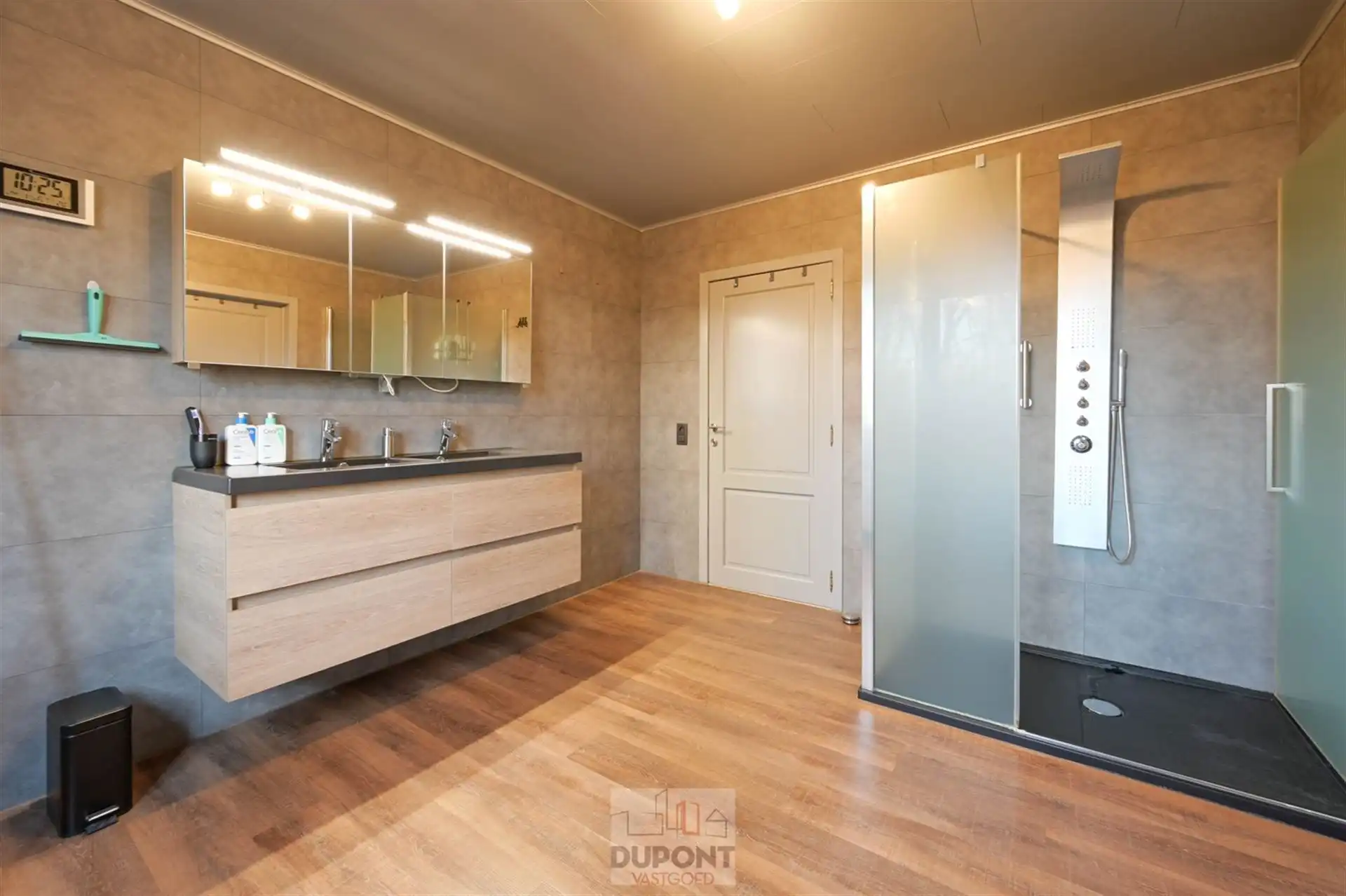 Villa gelegen in een prachtig bebost kader, zeer rustig gelegen, 3 tot 5 slaapkamers, zeer grote kelder. foto 8