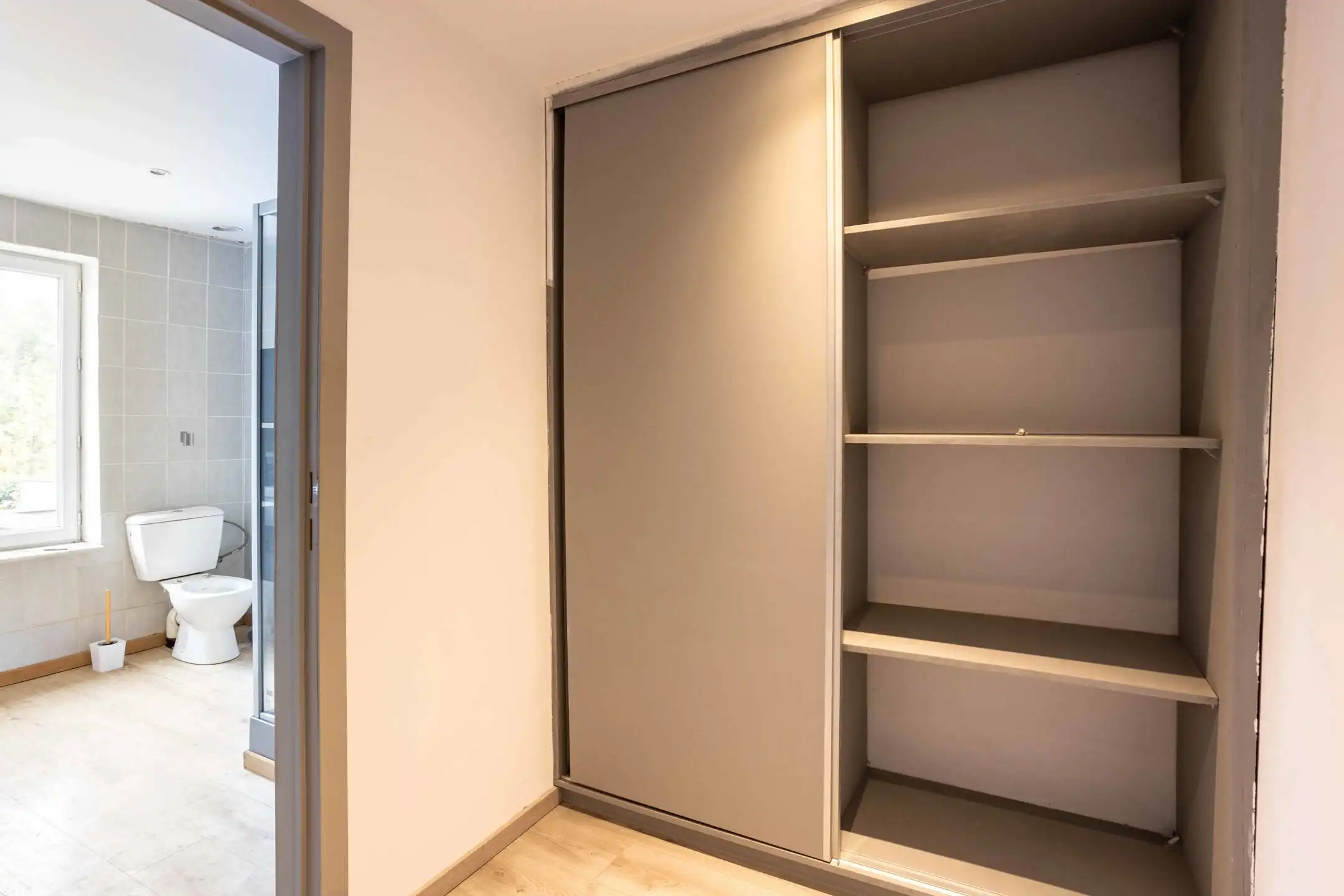 Gerenoveerde rijwoning met 3 slaapkamers en tuin. foto 13