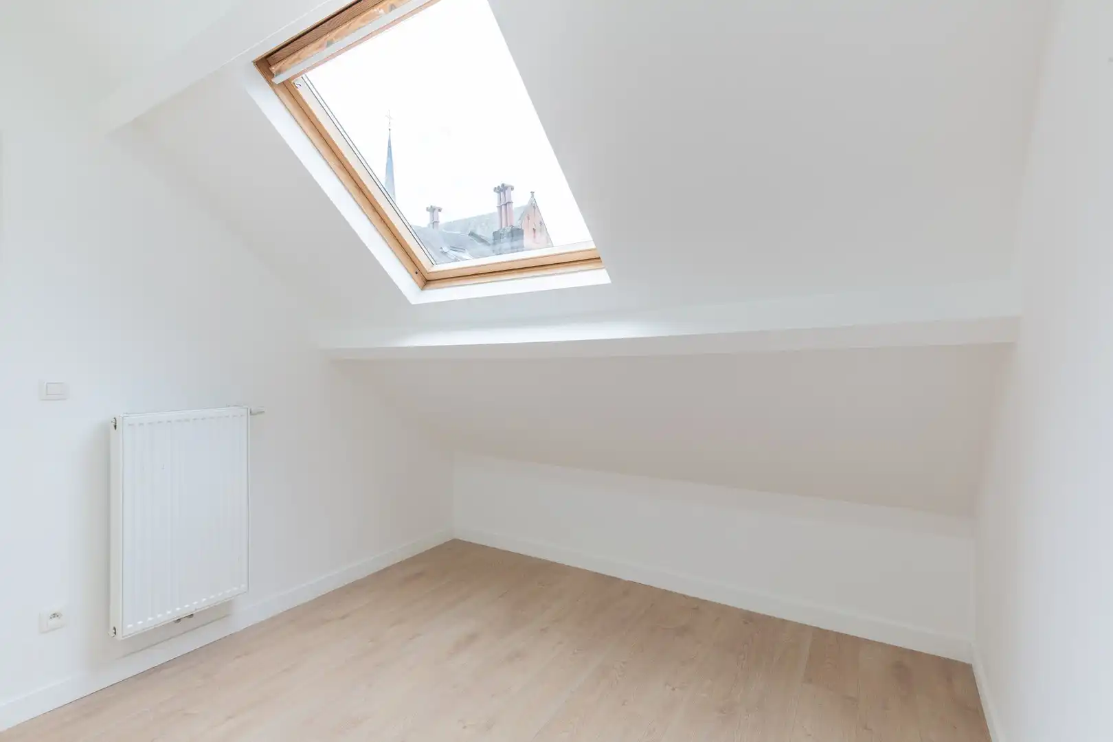 Grondig gerenoveerde woning met 3 slpks foto 10