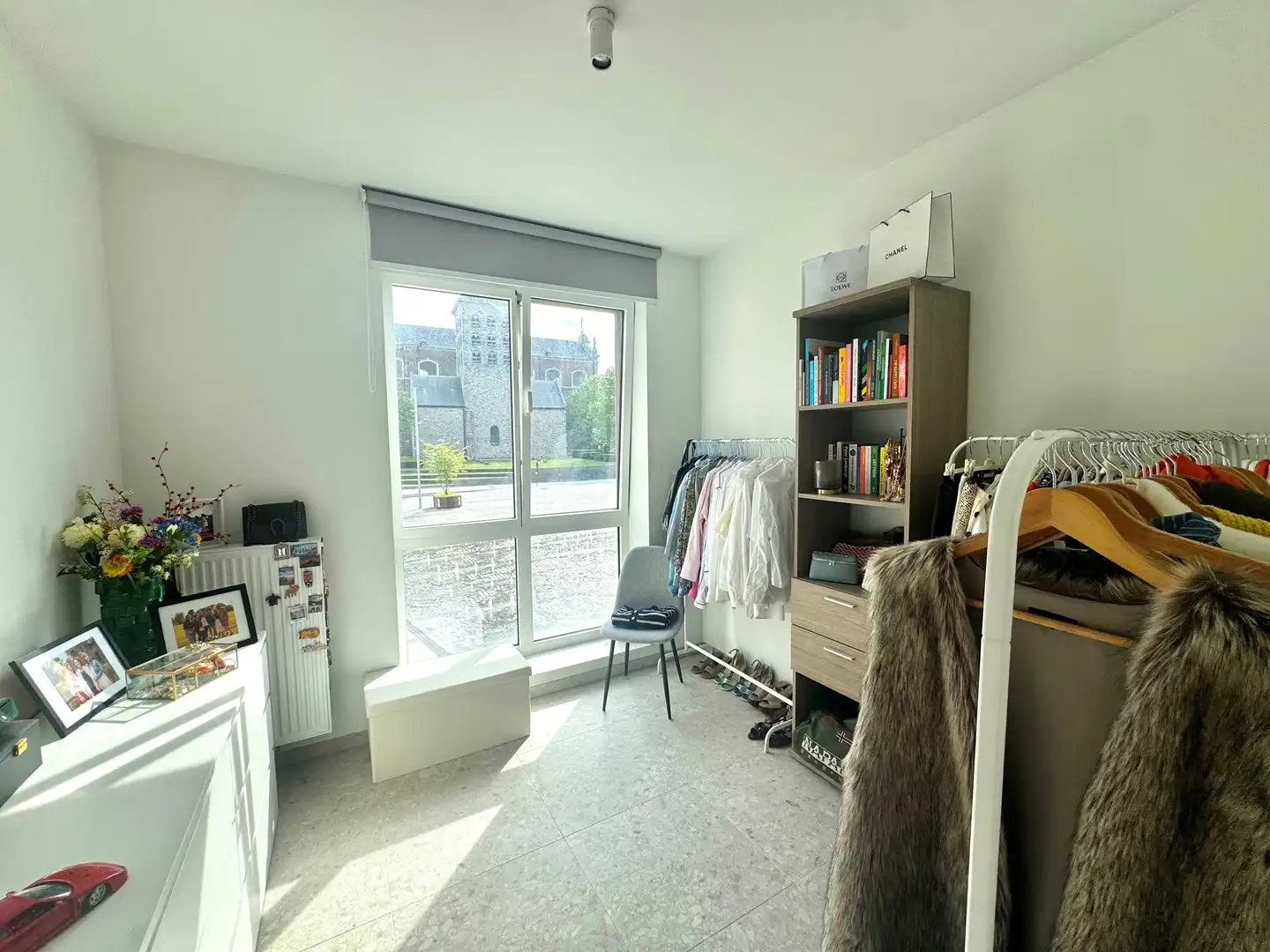 Lichtrijk geschilderd nieuwbouw appartement met 2 slaapkamers, zonneterras, parking en berging foto 9