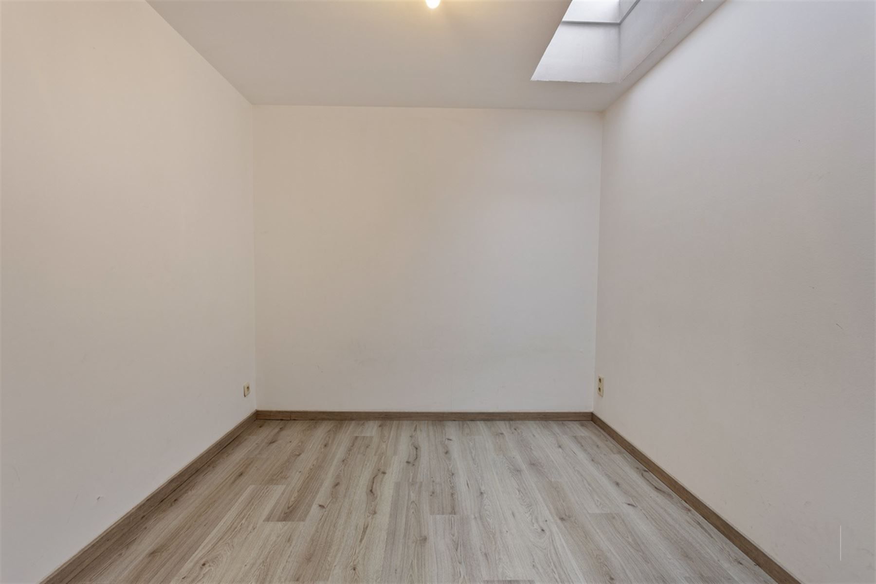 Gerenoveerd gelijkvloers appartement met 2 slpkrs foto 8