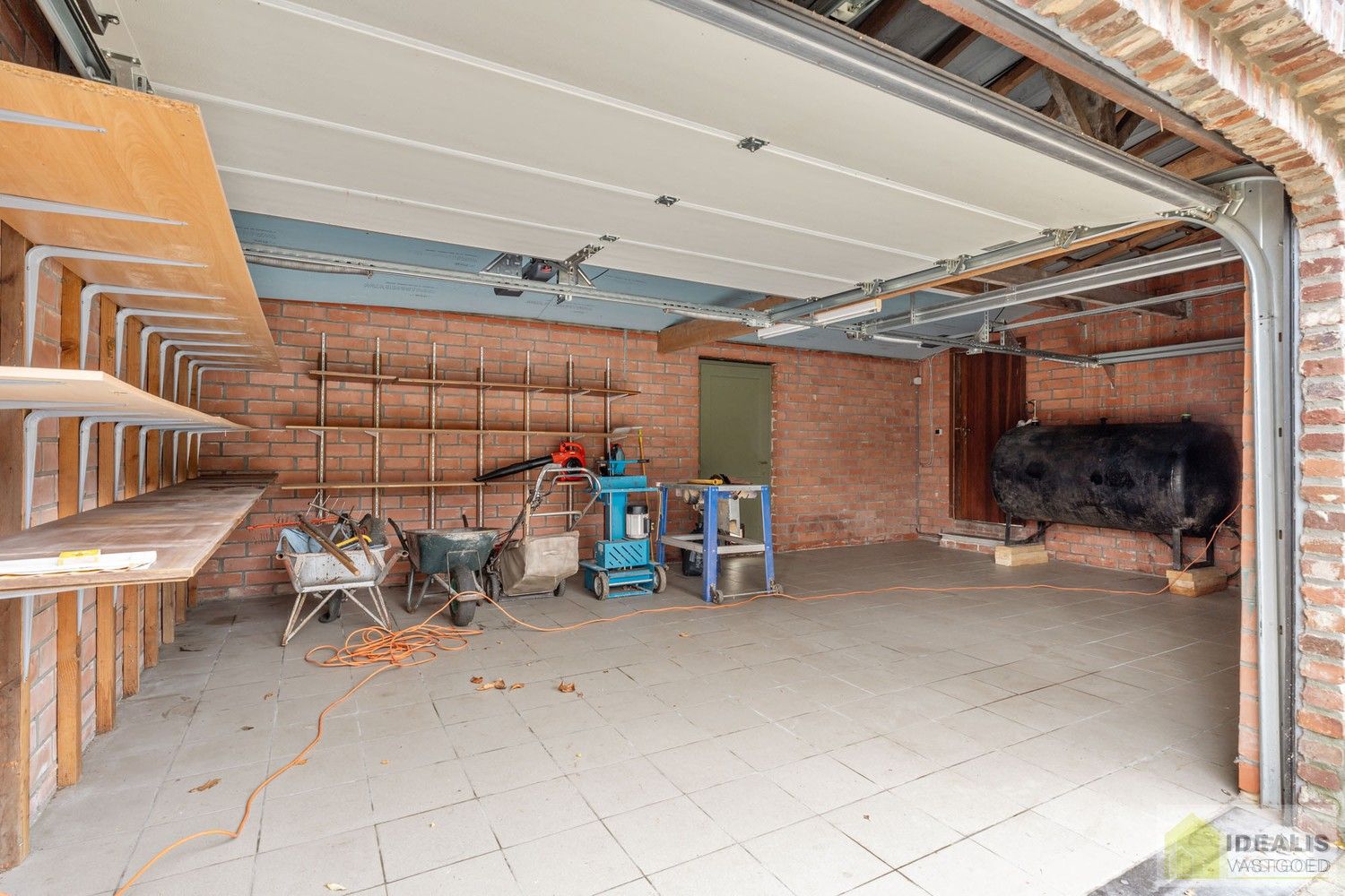 IDEALIS VASTGOED – Ruime te renoveren villa op riant perceel! De villa omvat 198m² netto bewoonbare oppervlakte met een ruime woonkamer en aansluitend uitgeruste keuken, badkamer, 2 grote en 1 kleine slaapkamer, kelder, veranda en 2 garages met sectionale poort van ca. 100m². De villa is gelegen op een prachtig perceel met een oppervlakte van ca. 1,1 hectare (11.000m²)! omgeven door bosgebied! Zeer geschikt voor kandidaten op zoek naar een unieke locatie zeer centraal gelegen, doch volledig omgeven door groen. foto 29