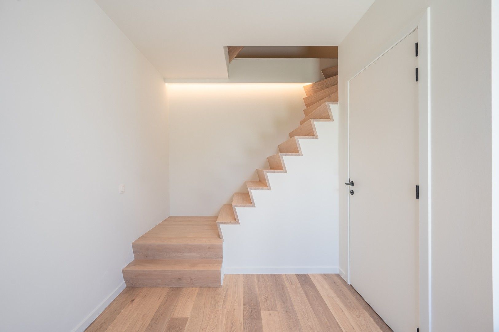 Prachtige nieuwbouw villa met 5 slaapkamers gelegen in een rustige residentiële omgeving vlakbij het centrum. foto 11