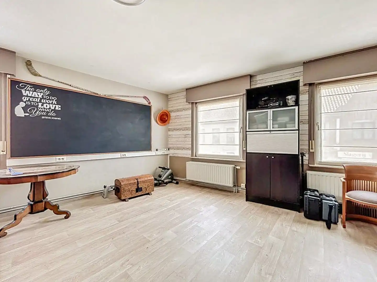  Instapklaar huis met 5 slaapkamers, dubbele praktijkruimte, ruime parking op zichtlocatie foto 15