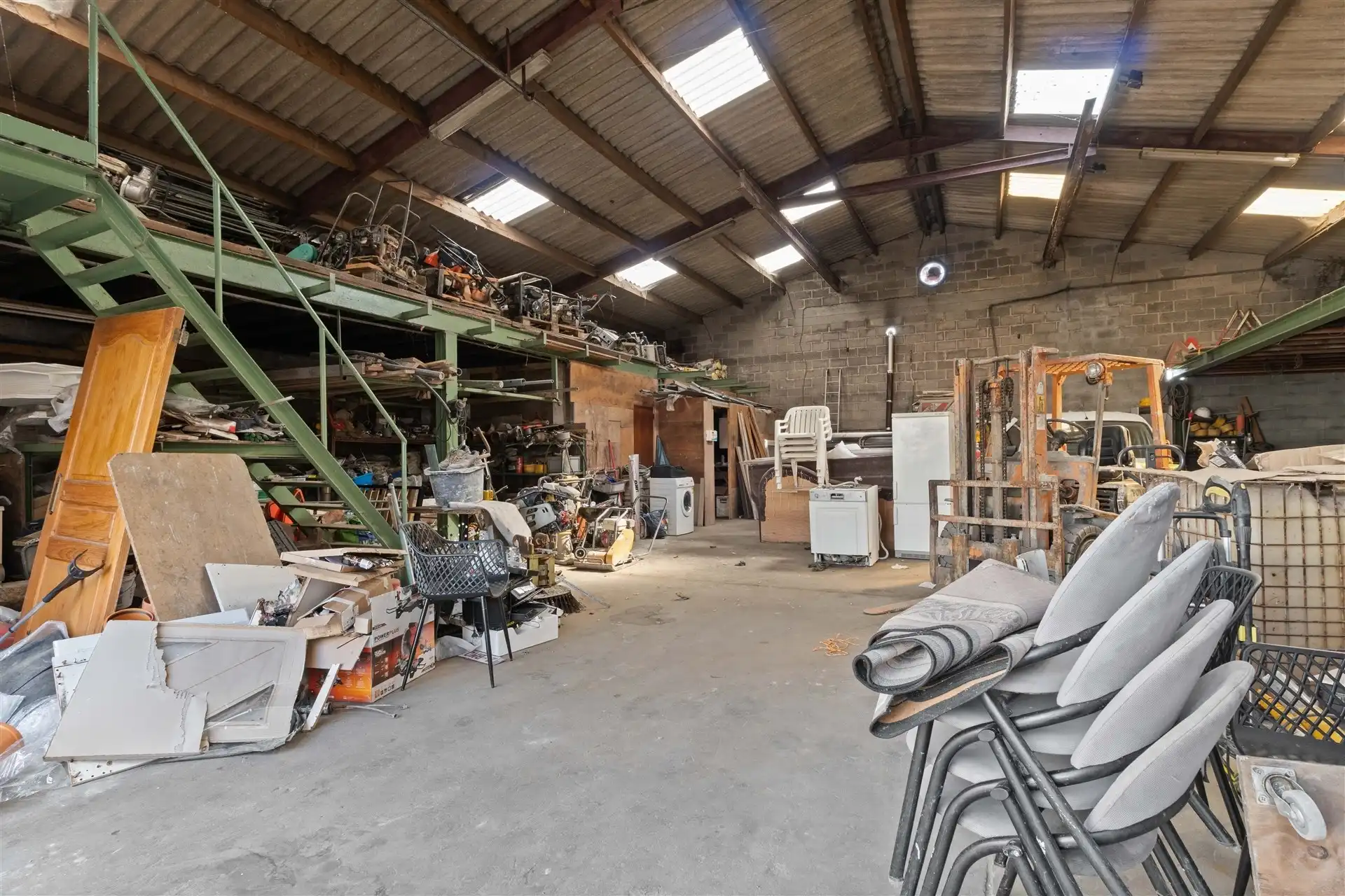 Halfopen bebouwing met magazijn (225m²) foto 22