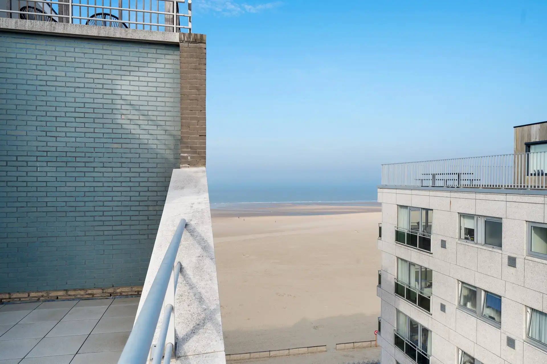 Lichtrijk hoekappartement met groot zuid gericht terras en adembenemend zeezicht foto 27