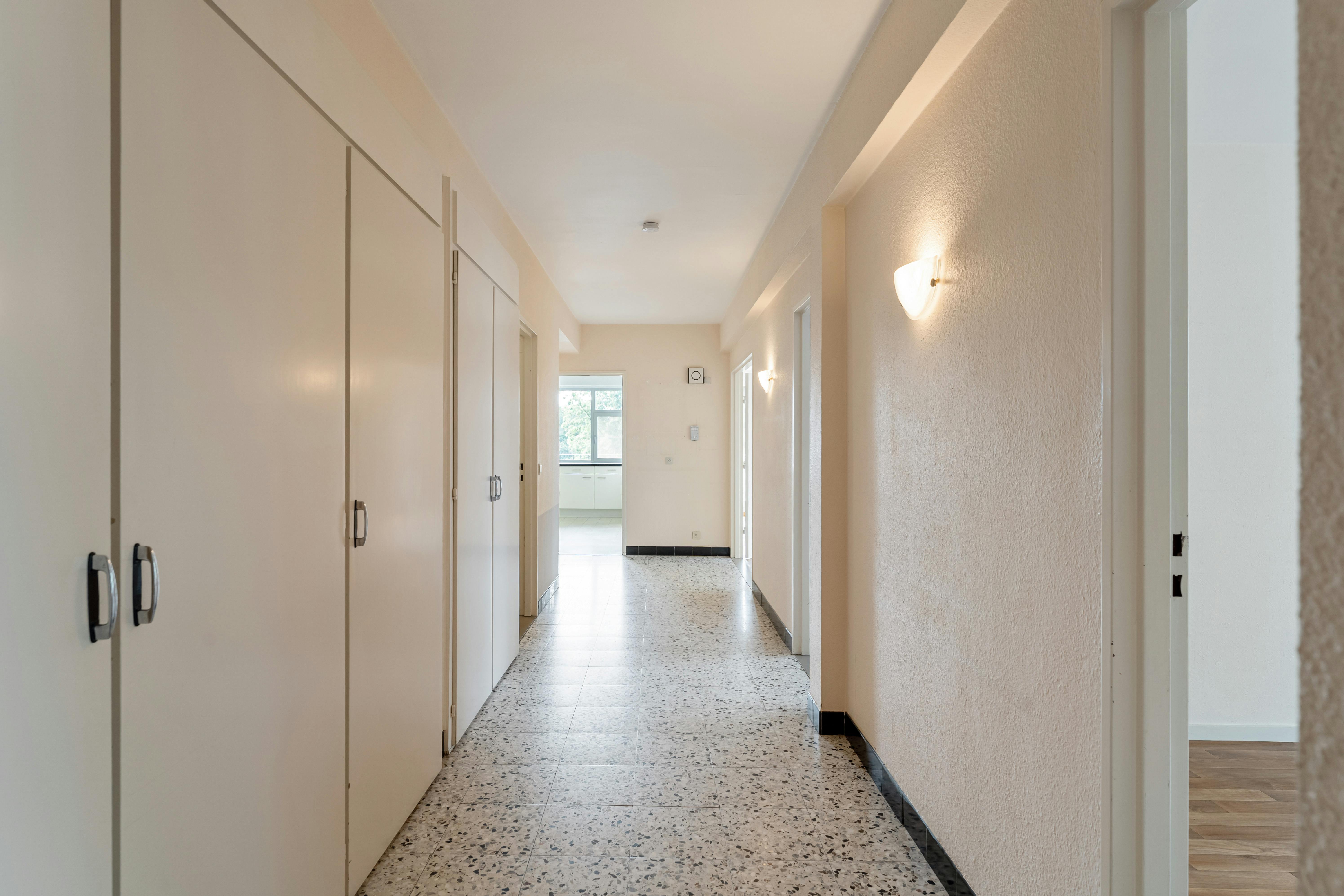 Ruim 3-slaapkamerappartement met terras en garagebox in hartje Genk foto 3