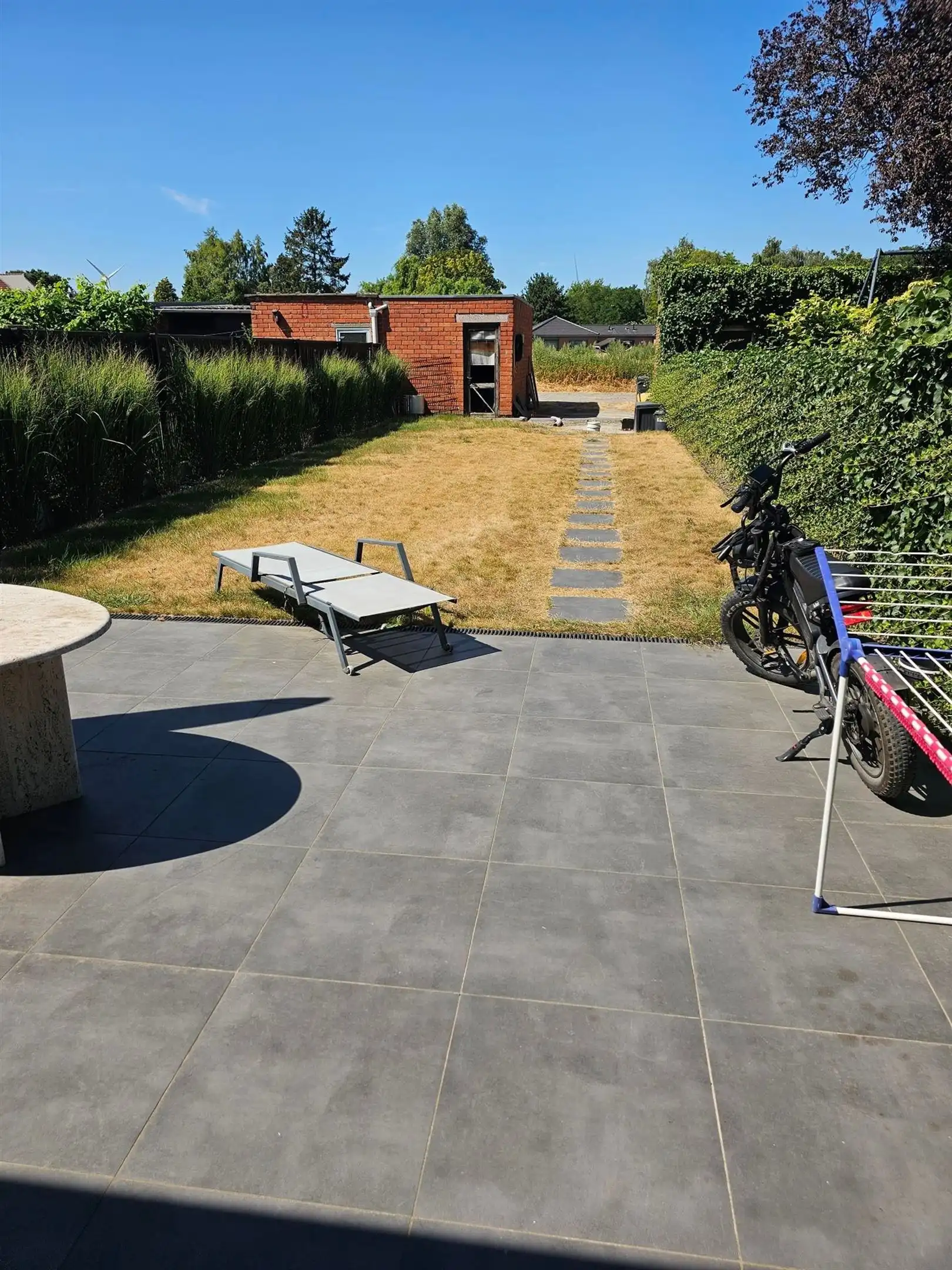 Verder af te werken rijwoning met tuin en garage. foto 6