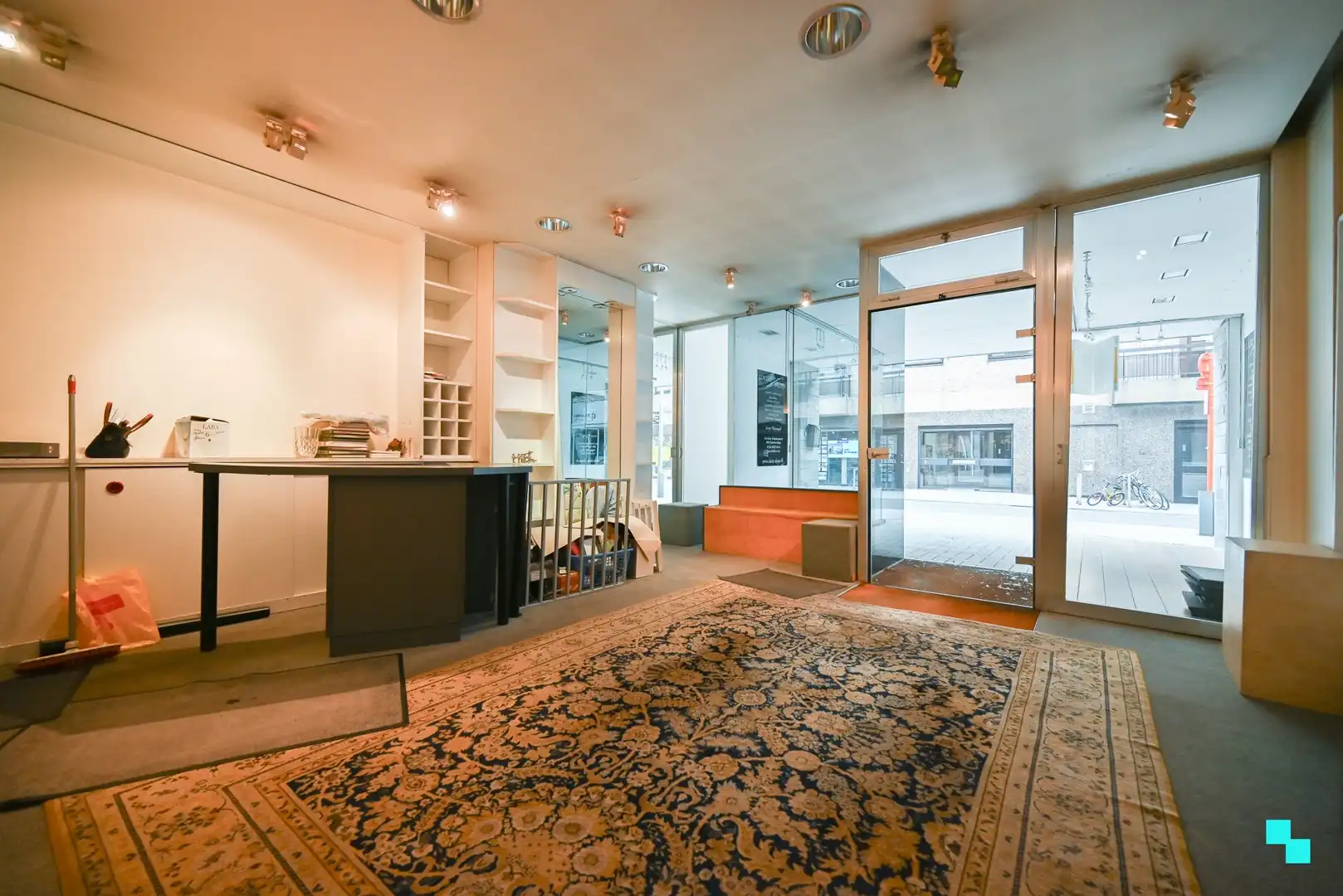 Centraal gelegen handelsruimte met bijhorende woonst en leuke stadstuin te Izegem foto 4