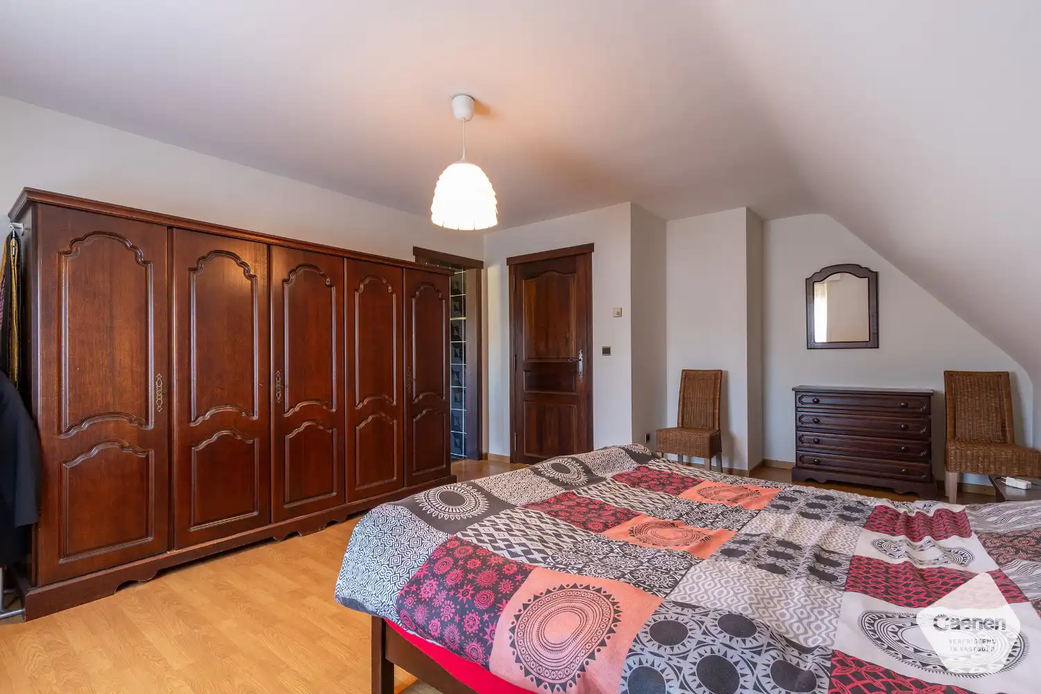 TOP GELEGEN VILLA MET 4 SLAAPKAMERS , GARAGE en onderhoudsvriendelijke tuin met tuinhuis foto 17