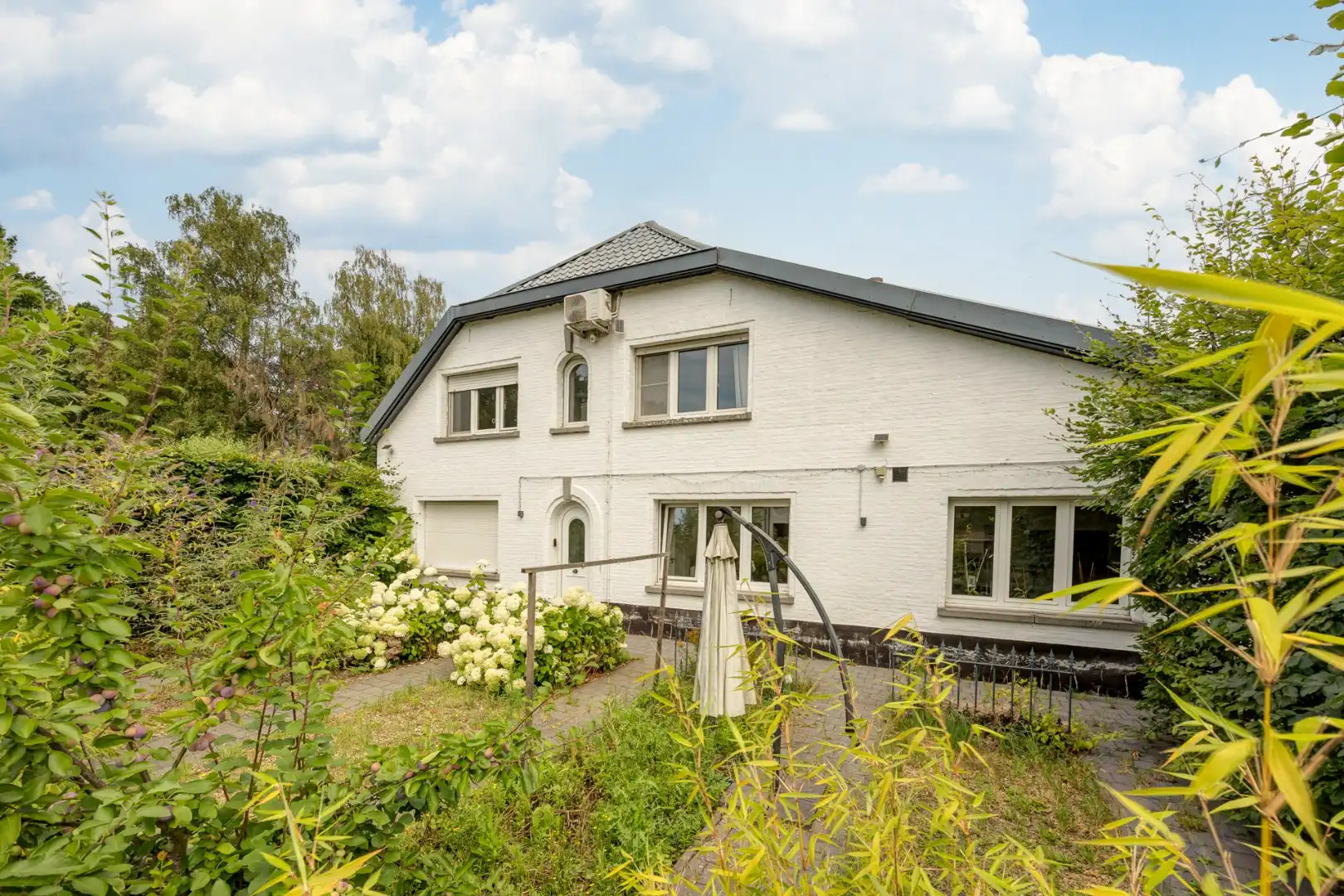 Zeer ruime woning (8 slpk + 8 badkamers) op een perceel van ca. 1.522 m² te Wijnegem/grens Schilde foto 6