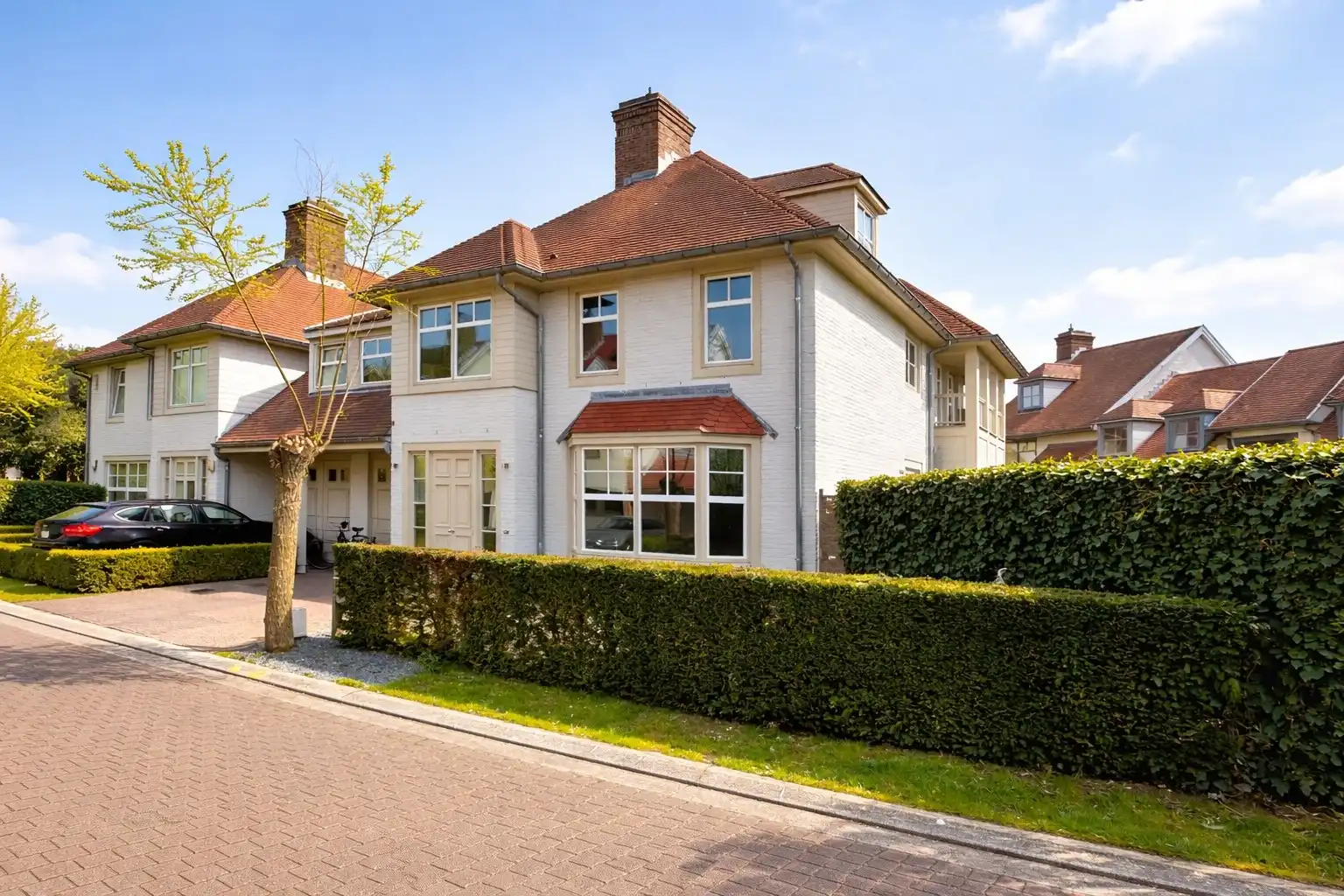 Grote woning met tuin en garage te Knokke foto {{pictureIndex}}