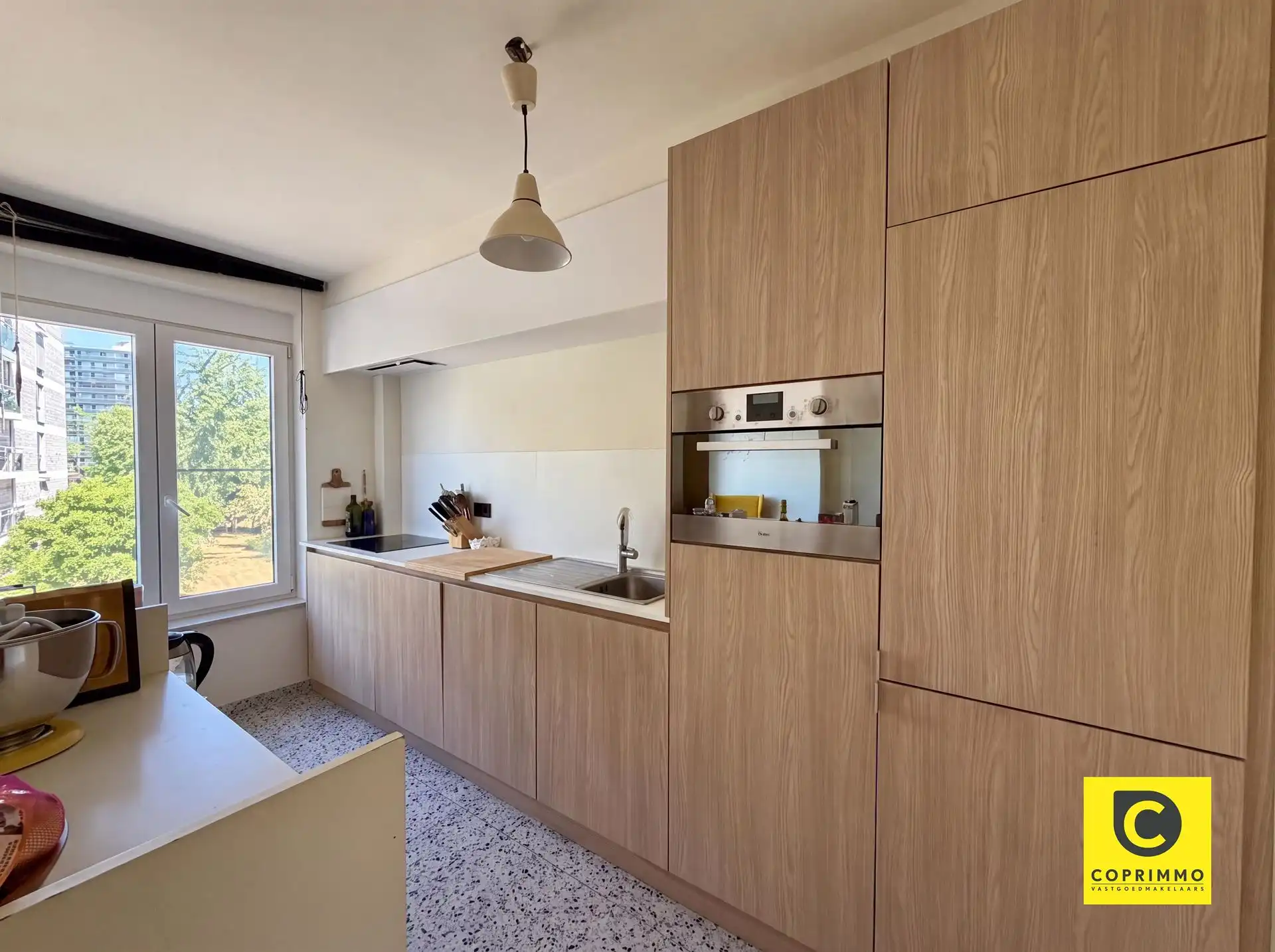 Gerenoveerd en lichtrijk 2 slpks appartement met terras! foto 4