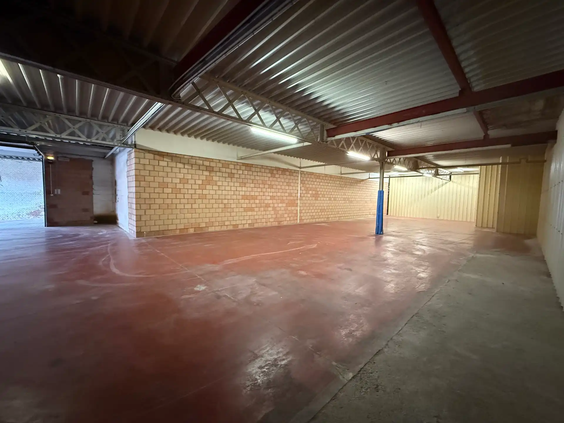 VLIERZELE - Opslagruimte vlakbij de invalsweg. foto 8