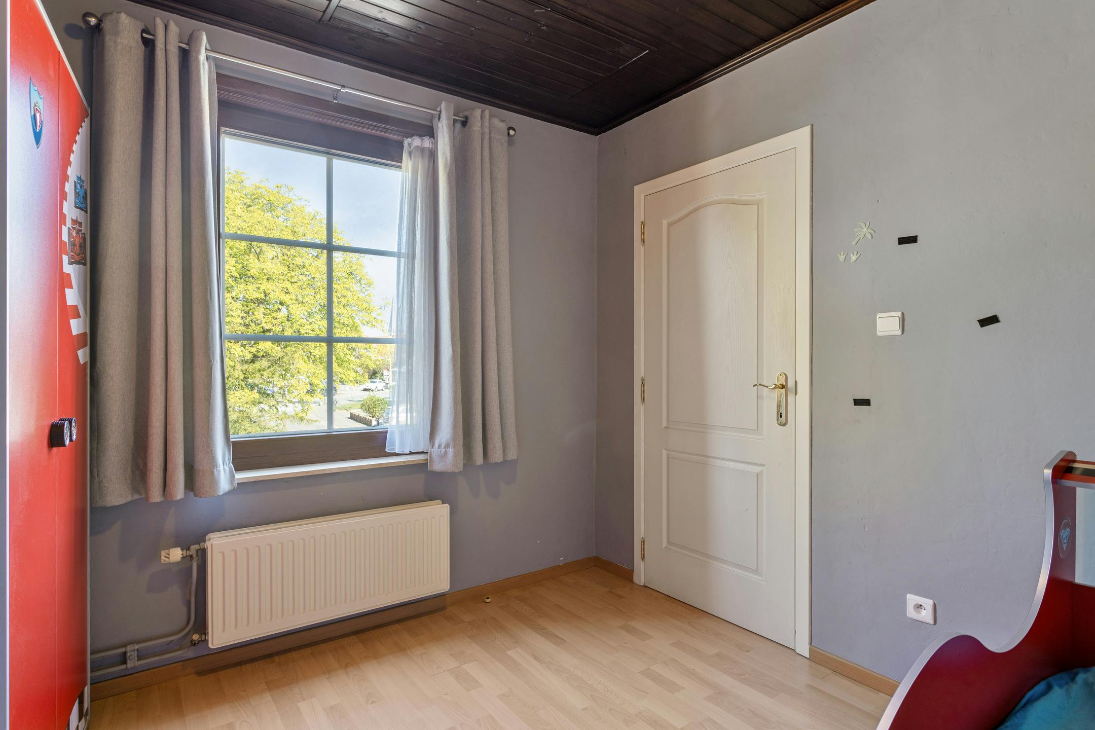 Op te frissen huis in het centrum van Kruibeke met garage foto 11