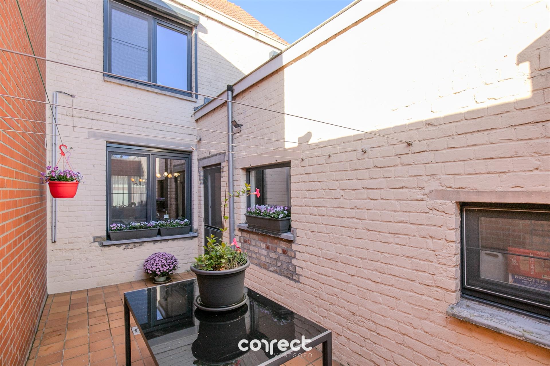 Halfopen bebouwing met ruime oprit, garage, carport en 3 volwaardige slaapkamers. foto 16