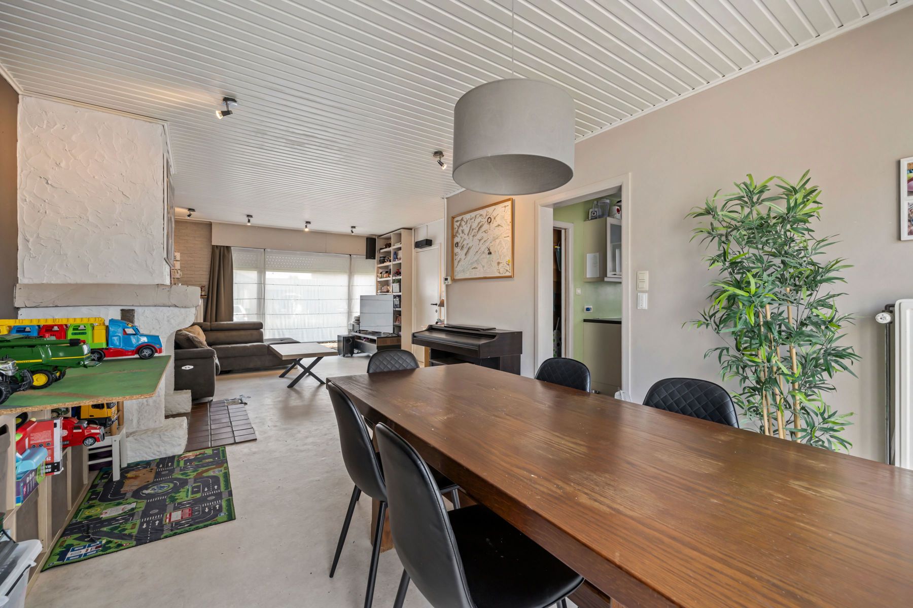 Halfopen bebouwing in residentiële wijk met 4 slaapkamers foto 4