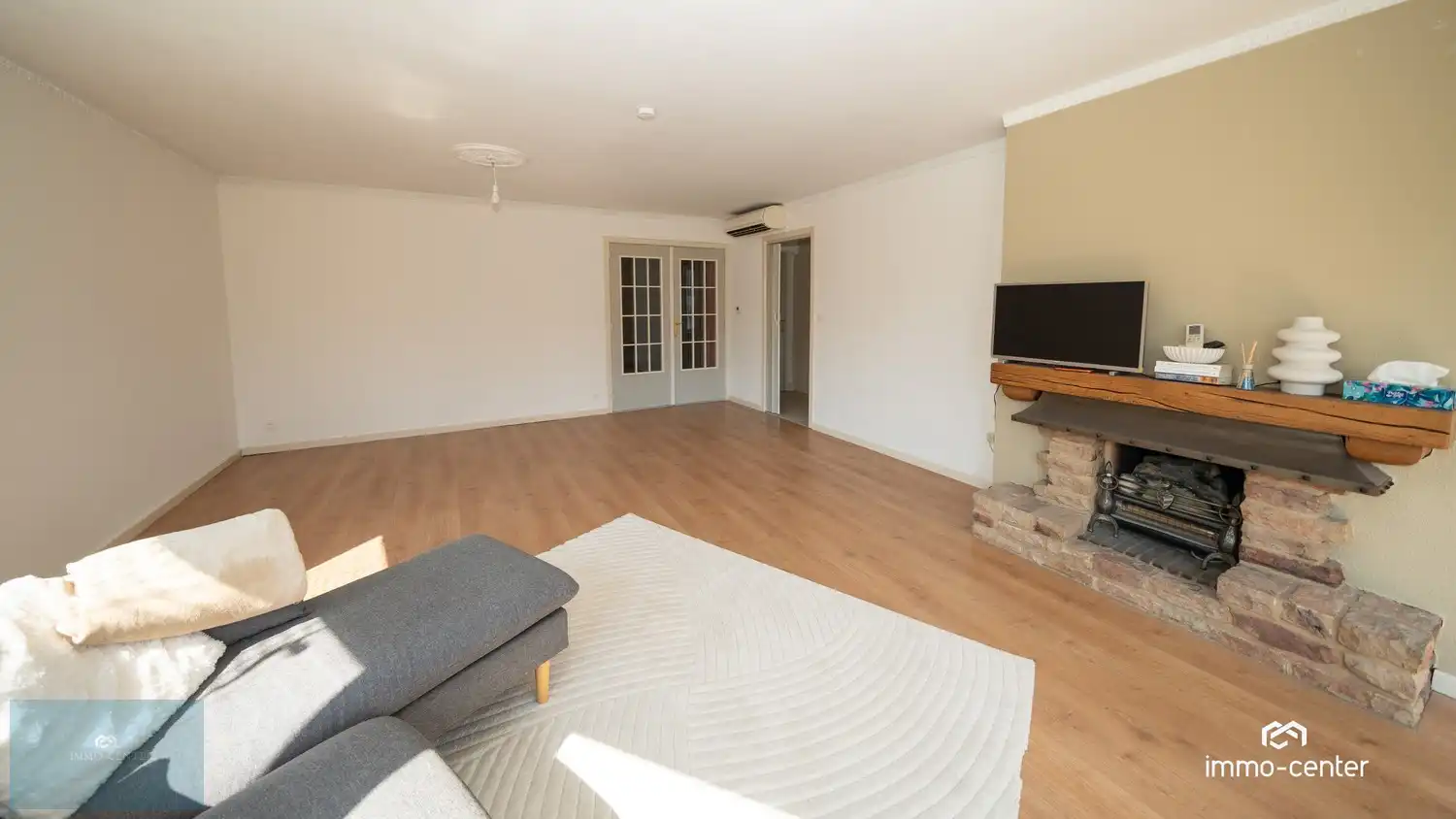 Te huur – Ruim 2-slaapkamerappartement met autostaanplaats in het centrum van Genk foto 14